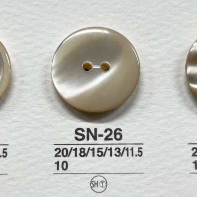 SN26 Bottone lucido a due fori in materiale naturale con conchiglia Takase