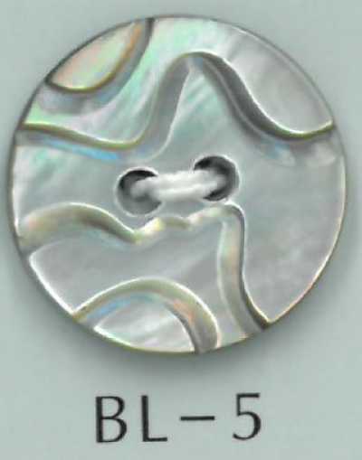 BL-5 Bottone in conchiglia naturale inciso curvo a 2 fori