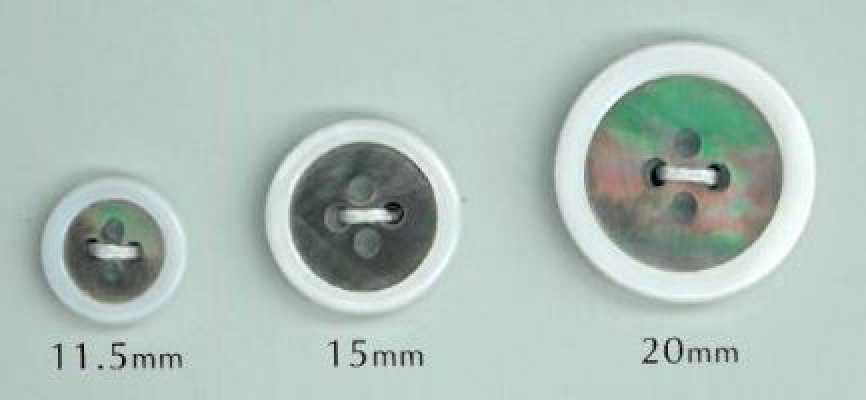 BW17 Bottone bianco in conchiglia con bordo a farfalla, 4 fori, 17 mm