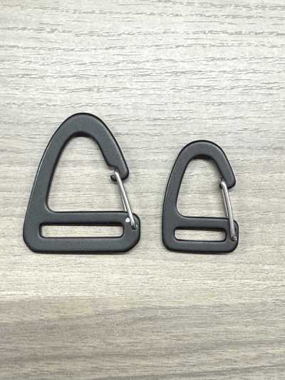 HH163 Gancetto con clip triangolare Arutika