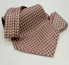 MS-5007 Set cravatta ascot annodata a mano e pochette da taschino a quadri rosa