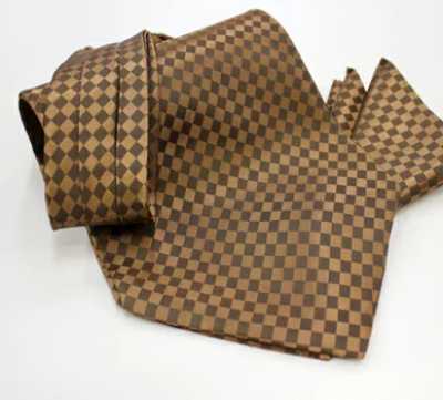 MS-5008 Set cravatta ascot annodata a mano e fazzoletto da taschino a quadri marroni