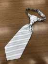 YT-986G Cravatta Ascot Di Fabbricazione Giapponese (Cravatta Europea) A Righe In Raso Di Seta Grigio