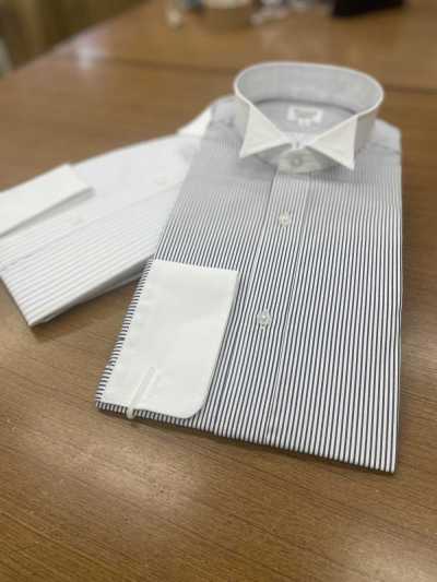クレリックシャツ Camicia formale a righe clericali con colletto diplomatico