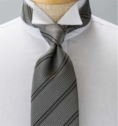 NE-28 Cravatta elegante prodotta in Giappone a righe grigio scuro