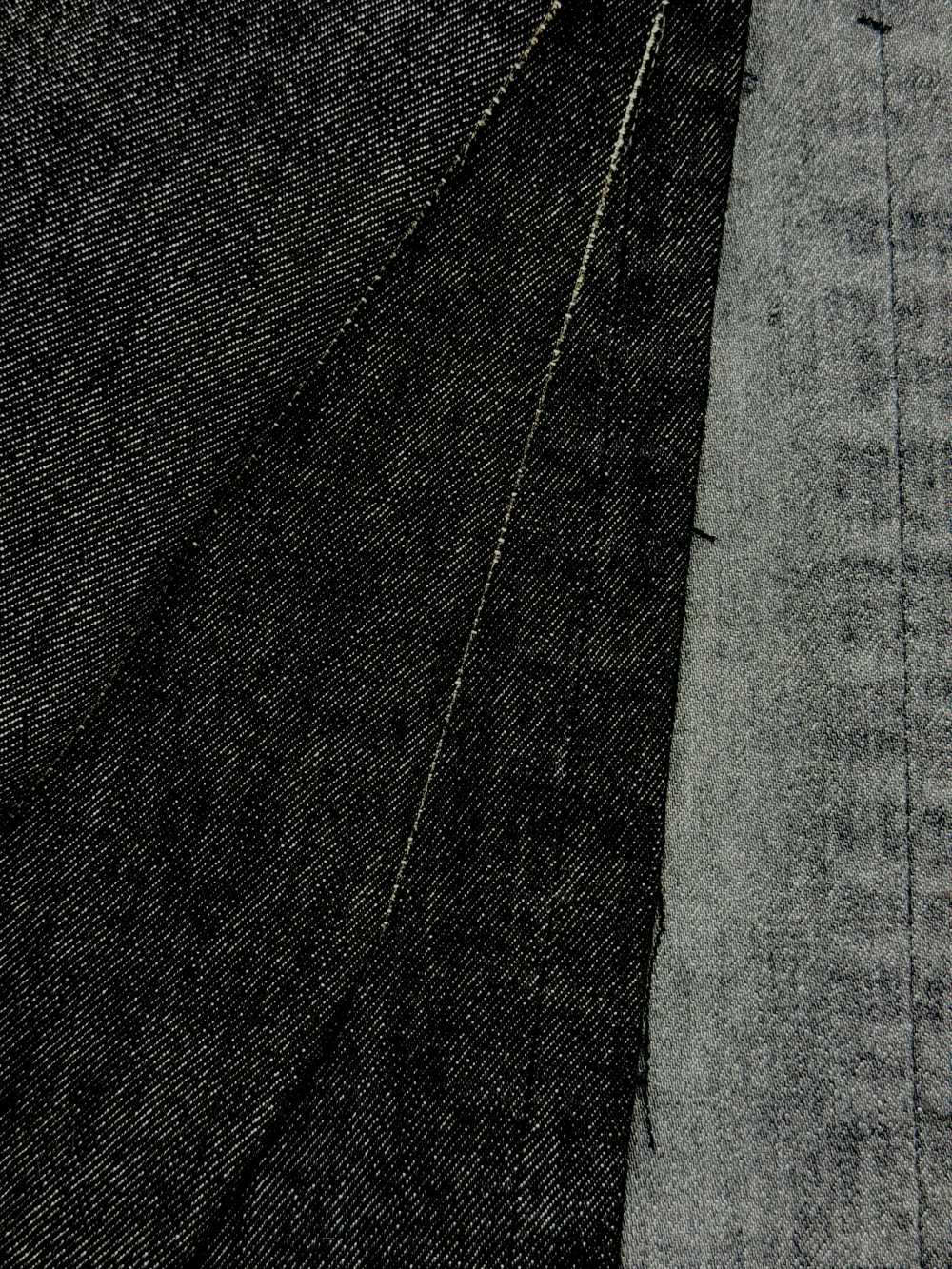 Questo "denim elasticizzato mostruoso" unisce il look classico del denim a un'incredibile elasticità.