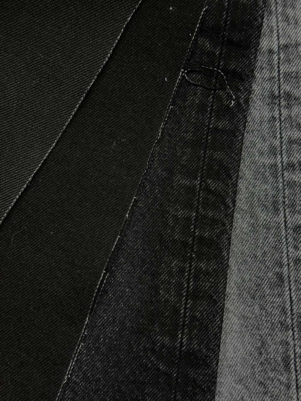 Si tratta di un prodotto di lunga data di Kaihara, caratterizzato dalla sua splendida trama a saia, che ricorda gli articoli vintage.